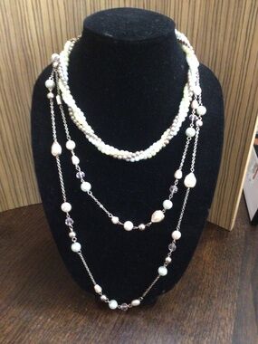 lot of 2 faux pearl necklaces with gold tone. One is a vintage Avon.great shape